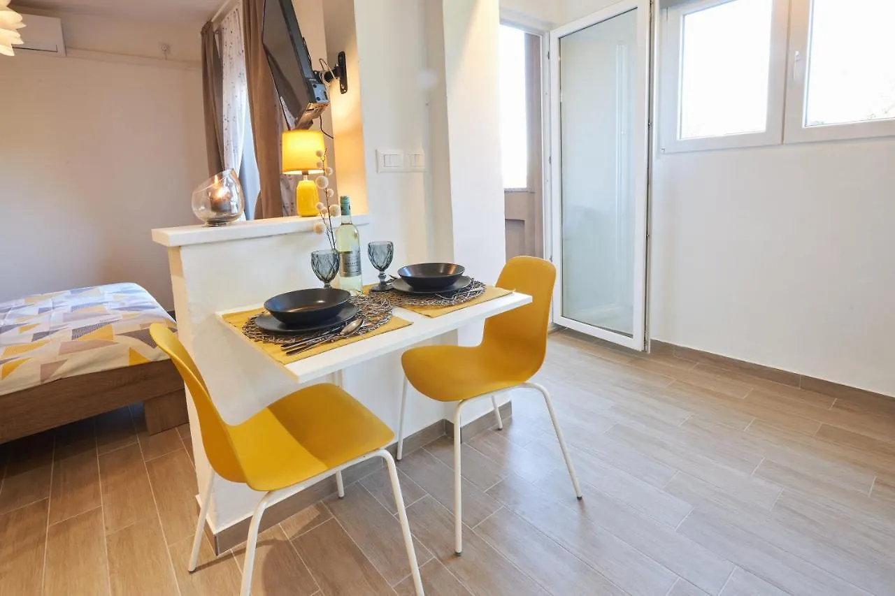 פורץ Apartment Yellow