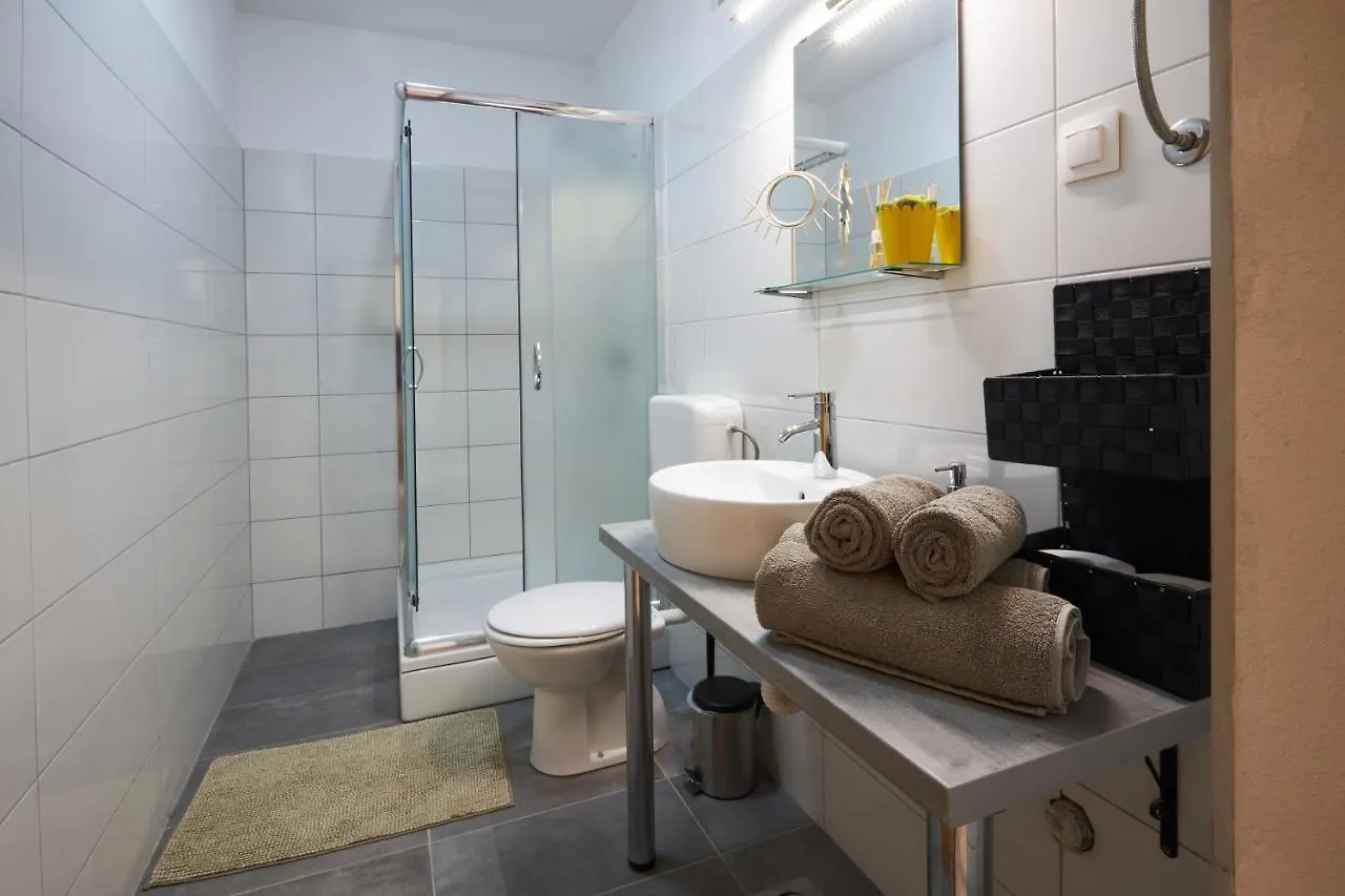 פורץ Apartment Yellow 0*,  קרואטיה