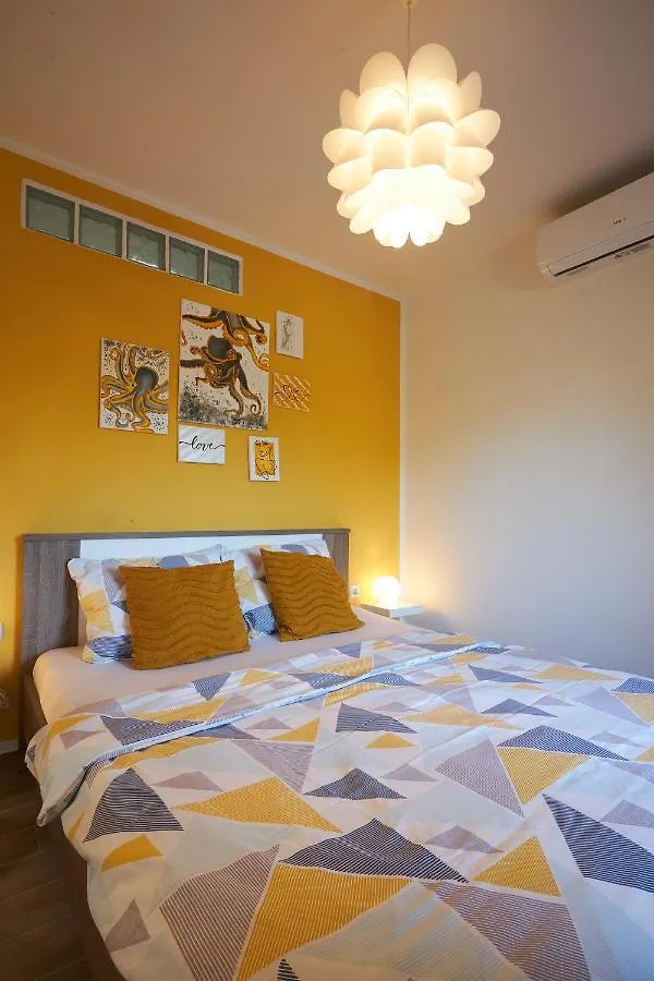 פורץ Apartment Yellow