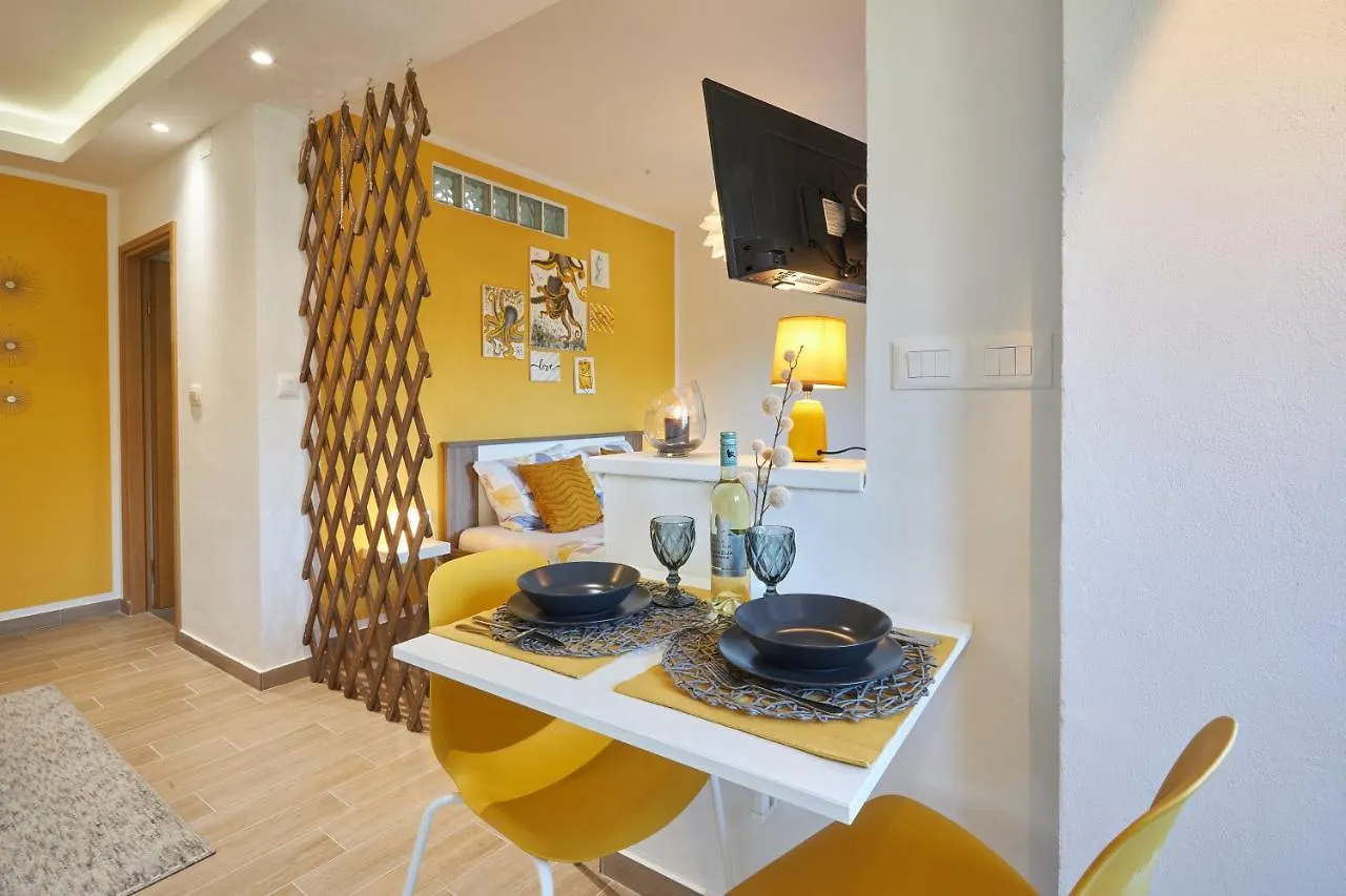 פורץ Apartment Yellow
